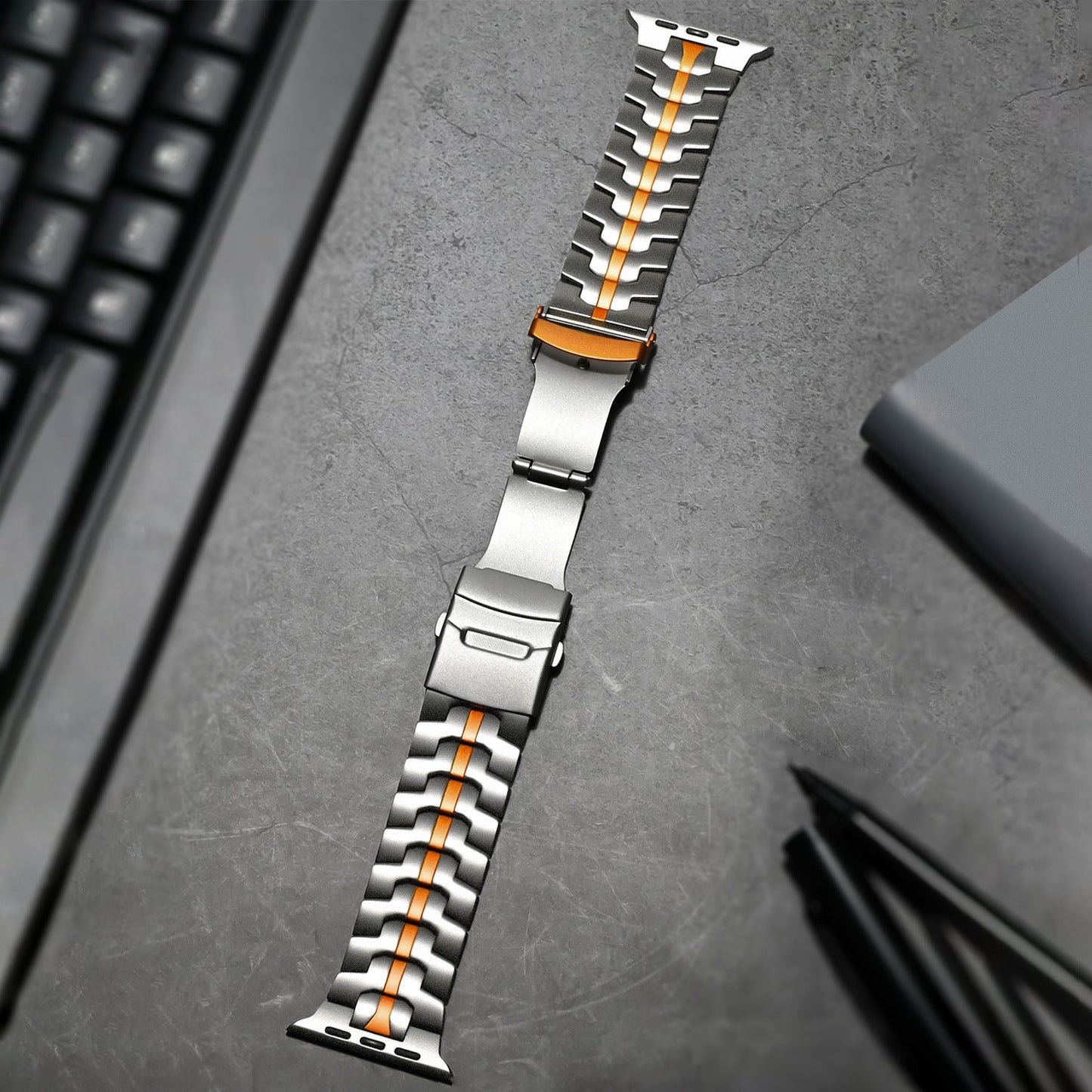 FlexTitan™ band voor Apple Watch | Voeg een vleugje luxe toe: waar stijl en duurzaamheid samenkomen.